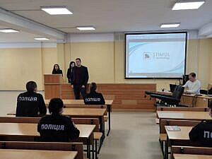 Поліграфолог Ілля Сергійович Алексанкін проводить лекцію у Донецькому державному університеті внутрішніх справ