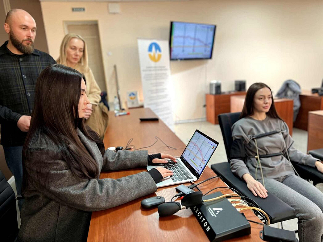 На курсах НАПУ активно використовується 8-канальний поліграф AXCITON